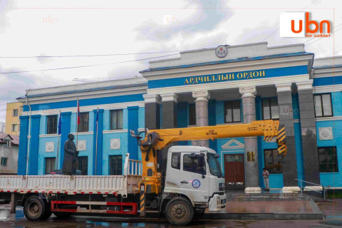 С.Зориг агсны хөшөөг зөвшөөрөлгүй зөөсөн ААН-ийг 1 сая төгрөгөөр торгожээ