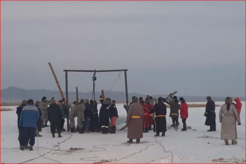 Ховд аймгийн Хар-Ус нууранд живсэн авто машиныг иргэд хамтран гаргажээ