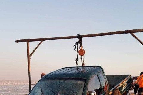 Буйр нуурт мөс цөмөрсний улмаас бага оврын ачааны болон суудлын автомашинууд унажээ