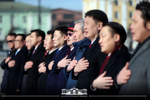 Эх орончдын өдрийг тохиолдуулж Д.Сүхбаатарын хөшөөнд цэцэг өргөлөө