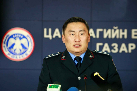 Гэрийнхэн нь гаргахгүй байснаас цонхоороо гарах гэж байгаад унаж бэртжээ