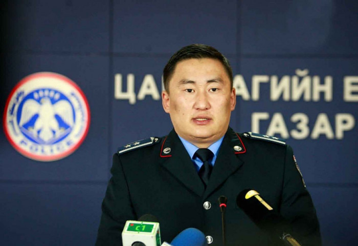 Гэрийнхэн нь гаргахгүй байснаас цонхоороо гарах гэж байгаад унаж бэртжээ