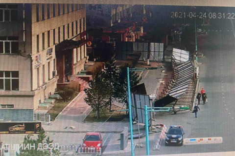 Фото: Улаанбаатар зочид буудлын зүүн талын өргөтгөлийн хашаа нуржээ