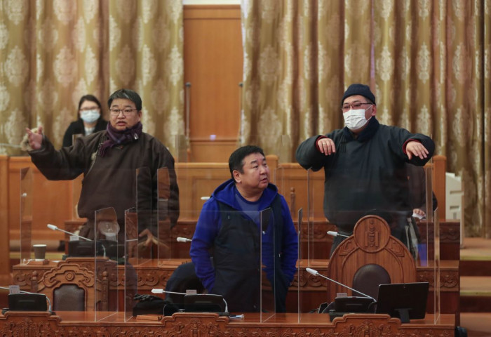 ФОТО: АН-ын гишүүд чуулганы танхимд ЭСЭРГҮҮЦЛЭЭ ИЛЭРХИЙЛЭВ