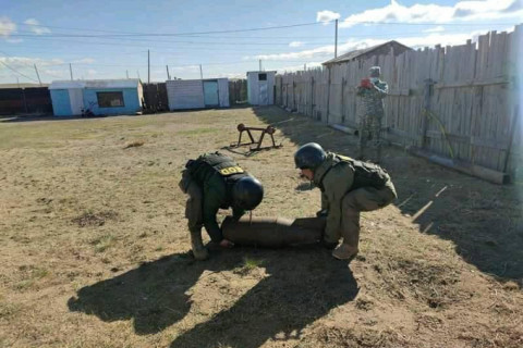 Айлын хашаанаас дайны зориулалттай тэсрэх бөмбөг олж илрүүлэн устгажээ