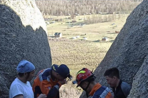 Мэлхий хаданд хавчуулагдсан иргэнийг аварчээ