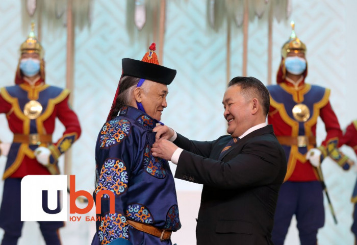 ФОТО: Төрийн дээд одон, медалиар шагнагдсан эрхмүүдийн баярын агшин