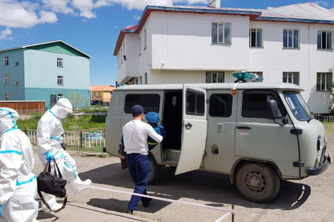 Халдвар авсан 99 настай буурай эдгэрч, эмнэлгээс гарчээ