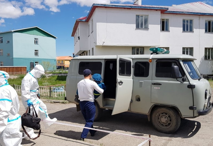 Халдвар авсан 99 настай буурай эдгэрч, эмнэлгээс гарчээ