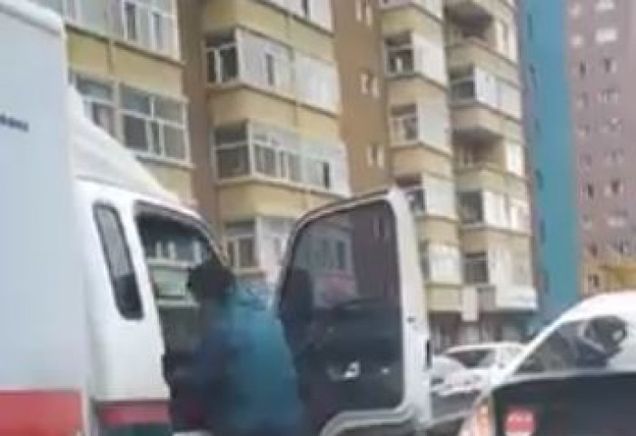 Машинаараа ус цацсан, шахсан гэх шалтгаанаар маргалдаж, хоорондоо зодолджээ