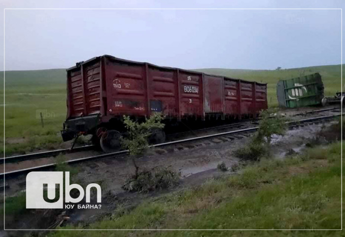 Шатахуун тээвэрлэж яваад унасан галт тэргийг босгож, төмөр замын хөдөлгөөнийг нээжээ