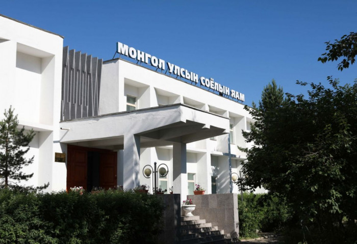 Гадаадын уран бүтээлчдэд 
