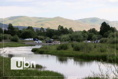 Хийлдэг гудастай хөвж явсан 6 хүүхдийн амь насыг авран хамгаалжээ