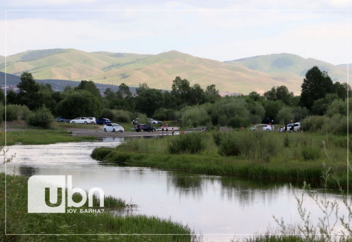 Хийлдэг гудастай хөвж явсан 6 хүүхдийн амь насыг авран хамгаалжээ