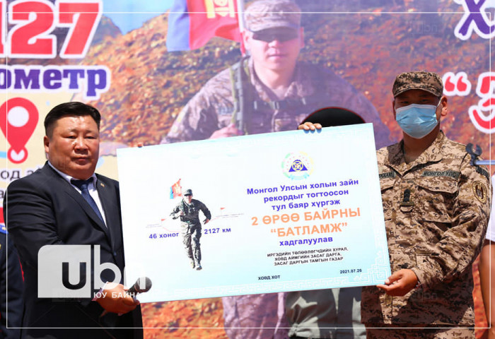 Ховд аймгийн удирдлагууд Э.Даваажамцад 2 өрөө байр бэлэглэлээ