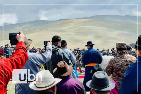 Сутай хайрхан уулын тэнгэрийг тайх тахилгын ёслолд Ерөнхийлөгч У.Хүрэлсүх оролцжээ