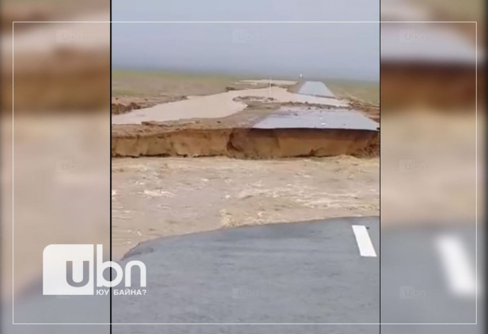 Үерийн улмаас Ховд аймгийн Мөст сум руу зорчих хэсгийн засмал зам сэтэрчээ
