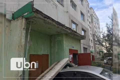 Сэрэмжлүүлэг: Орцны үүдэнд зогсож байсан машины дээрээс бетон унажээ