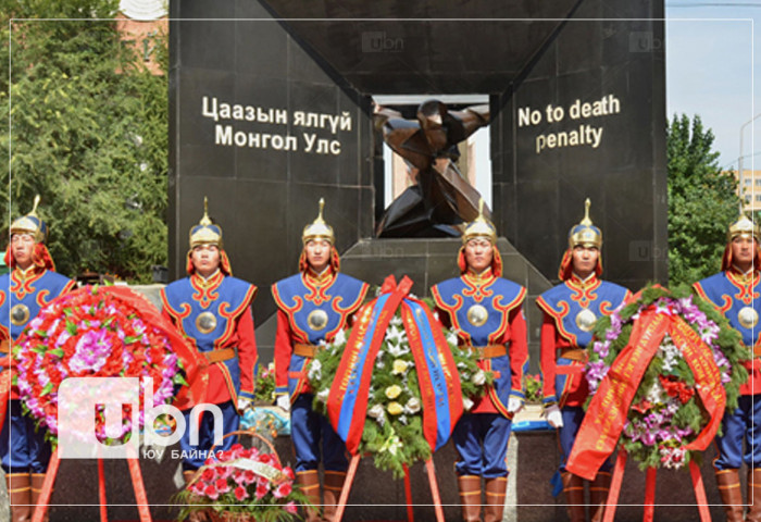 Хэлмэгдэгсдийн дурсгалыг хүндэтгэн цэцэг өргөв