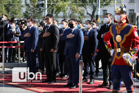 Төрийн гурван өндөрлөг Хэлмэгдэгсдийн хөшөөнд цэцэг өргөж, хүндэтгэл үзүүлэв
