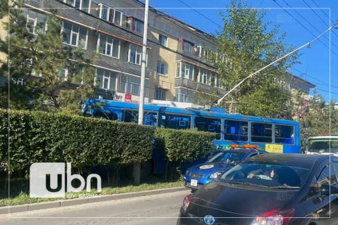 Төв зам дагуу троллейбус замын хашлага даван осолджээ