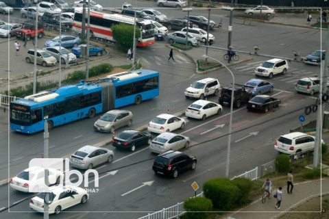 Сайд дарга нар албаны унаанд заларч, энгийн алба хаагчид нь явганаар хөл залгуулна