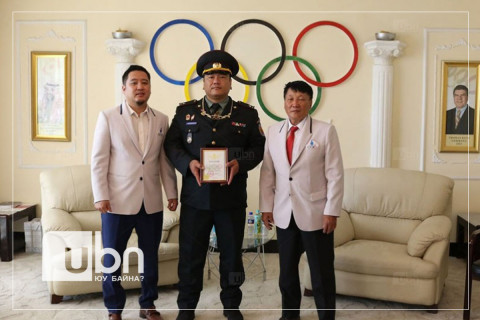 Э.Содномпилжээг МҮОХ-ны дээд шагнал “Алтан од” одон болон мөнгөн шагналаар шагналаа