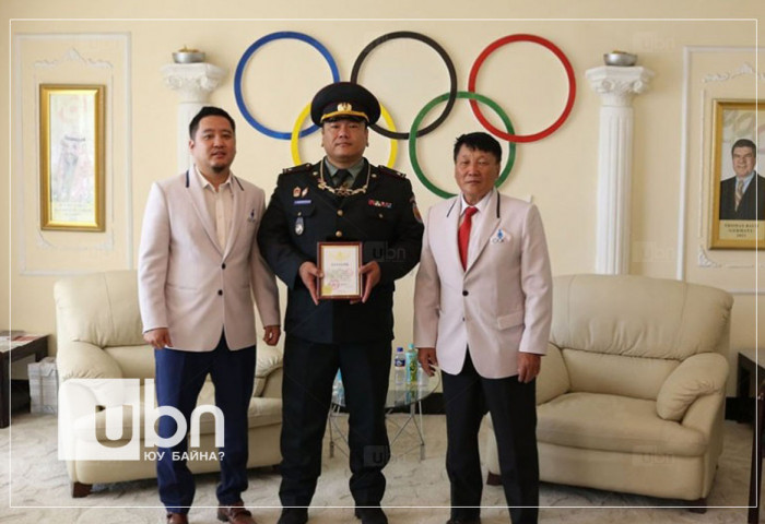 Э.Содномпилжээг МҮОХ-ны дээд шагнал “Алтан од” одон болон мөнгөн шагналаар шагналаа