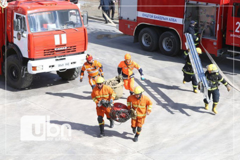 Есөн давхрын тагтнаас унах гэж байсан 4 настай хүүг аварчээ