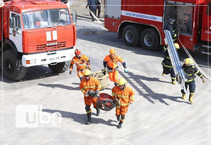 Есөн давхрын тагтнаас унах гэж байсан 4 настай хүүг аварчээ