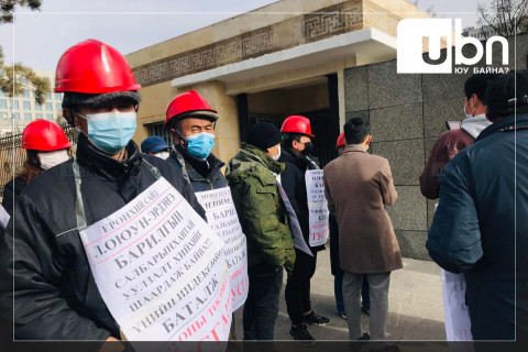 ФОТО: Барилгачид жагсаж байна