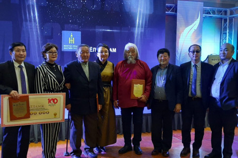 Соёлын гавьяат зүтгэлтэн Д.Цэнджав “Босоо жаран” романаараа тэргүүн байр эзлэв