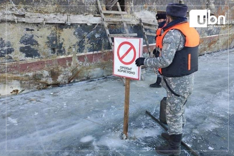Хөвсгөл нууран дахь мөс цөмөрч болзошгүй газруудад хориглох тэмдэг байршуулжээ
