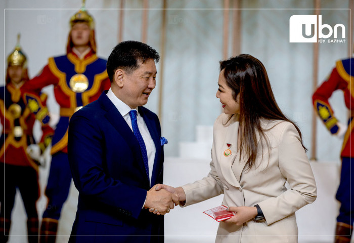 ФОТО: Ерөнхийлөгч ОУ-ын эмэгтэйчүүдийн эрхийг хамгаалах өдрийг тохиолдуулан шагнал гардууллаа