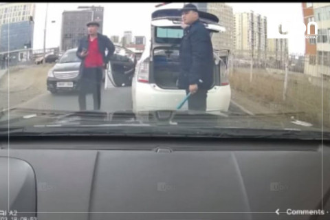 Бейсболын цохиур барьж танхайрсан этгээдийг торгожээ