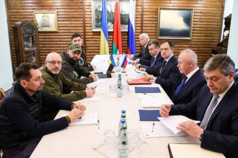 Орос цэргийн хүчээ эрс багасгахаа мэдэгджээ