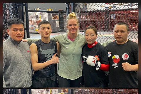 М.Уранцэцэг “JacksonWink MMA” багийн шилдгүүдтэй хамт бэлтгэлээ хийж эхэллээ
