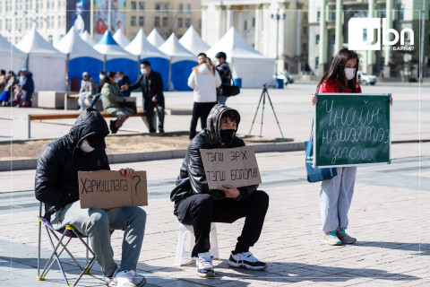 ФОТО: Залуучууд “Үнийн өсөлт“-ийг эсэргүүцэн суулт хийж байна