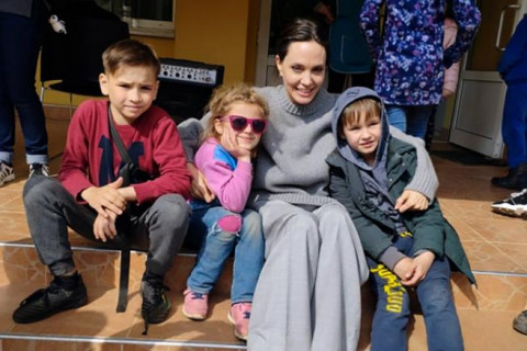 Холливүүдийн од Анжелина Жоли дайн болж буй Украинд очжээ