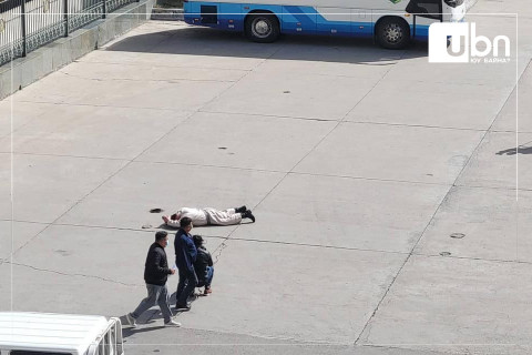 БИЧЛЭГ: “Үнэн ба зөв“ намын дарга А.Отгонбаатар Сүхбаатарын талбайг тойрч гороолж сунаж мөргөв