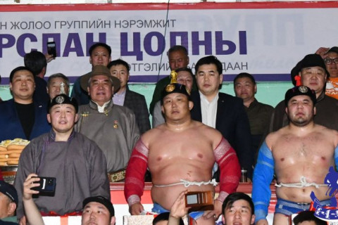 Улсын арслан цолд хүндэтгэл үзүүлэх барилдаанд Н.Батсуурь түрүүлжээ