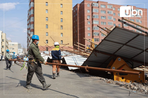 ФОТО: Чингэлтэй дүүргийн III хорооны нутаг дэвсгэрт байрлах барилгын талбайн хашаа нуржээ