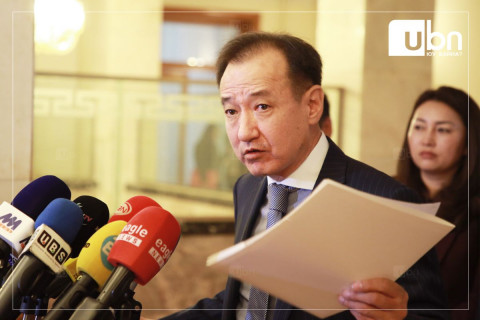 Д.Цогтбаатар: Би залуудаа 2 жинсэн өмд, пүүзнээс өөр юмгүй байсан. Төрийн ордонд орох АРД ТҮМНИЙГ хувцсаар нь ялгах ёсгүй
