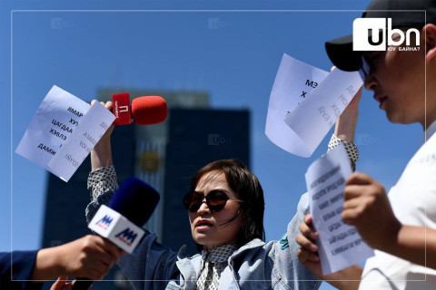 ФОТО: Сэтгүүлчид Сүхбаатарын талбайд тайван жагсаал хийж байна
