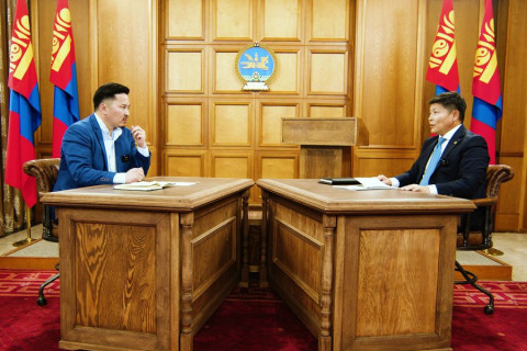 Х.Нямбаатар: Ерөнхийлөгчийн нэг оройн шампансктай шинэ жилийн мэндчилгээ нэг их наяд төгрөг хүрдэггүй л байх ёстой