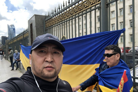 БЗД-ийн нутаг дэвсгэрээс гарах эрхгүй Д.Монголхүү С.В.Лавровын эсэргүүцсэн жагсаалд оролцохоор Сүхбаатарын талбайд иржээ