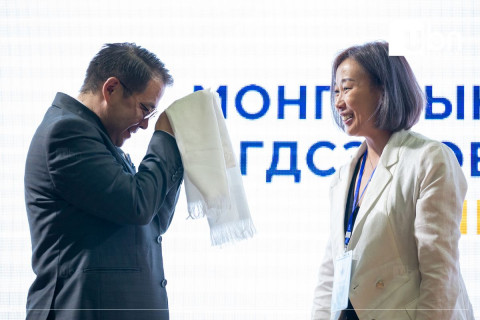 ФОТО: МСНЭ-ийн Ерөнхийлөгчөөр сонгогдсон Ө.Отгонбаатар тамга, тэмдгээ гардан авлаа