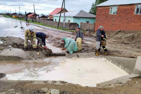 15 минут үргэлжилэн орсон борооны улмаас зургаан айлын гэр үерт автжээ