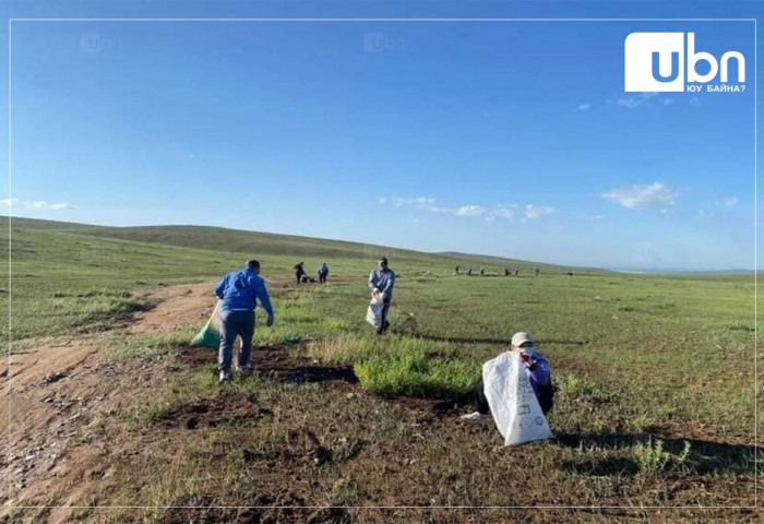 Туул голын  хогийг цэвэрлэж байна