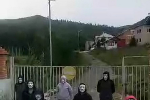 МУГЖ Д.Сосорбарамын зуслангийн гадна нүүрээ багаар халхалсан иргэд жагсчээ